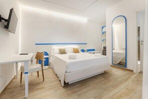 In-room safe, desk, laptop workspace, soundproofing - B&B La Dimora Di Poseidone (Aspra)