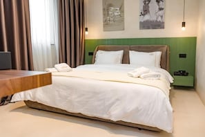 Desk, laptop workspace, iron/ironing board (on request), free WiFi - Hotel Dardan (Bajram Curri)