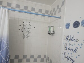 Hair dryer, towels, soap, toilet paper - Spacious 3-bedroom townhome in Forest Hills next to all (FOREST HILLS)