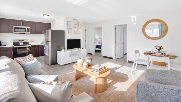 Un apartamento moderno con cocina, sala de estar, comedor y un dormitorio.