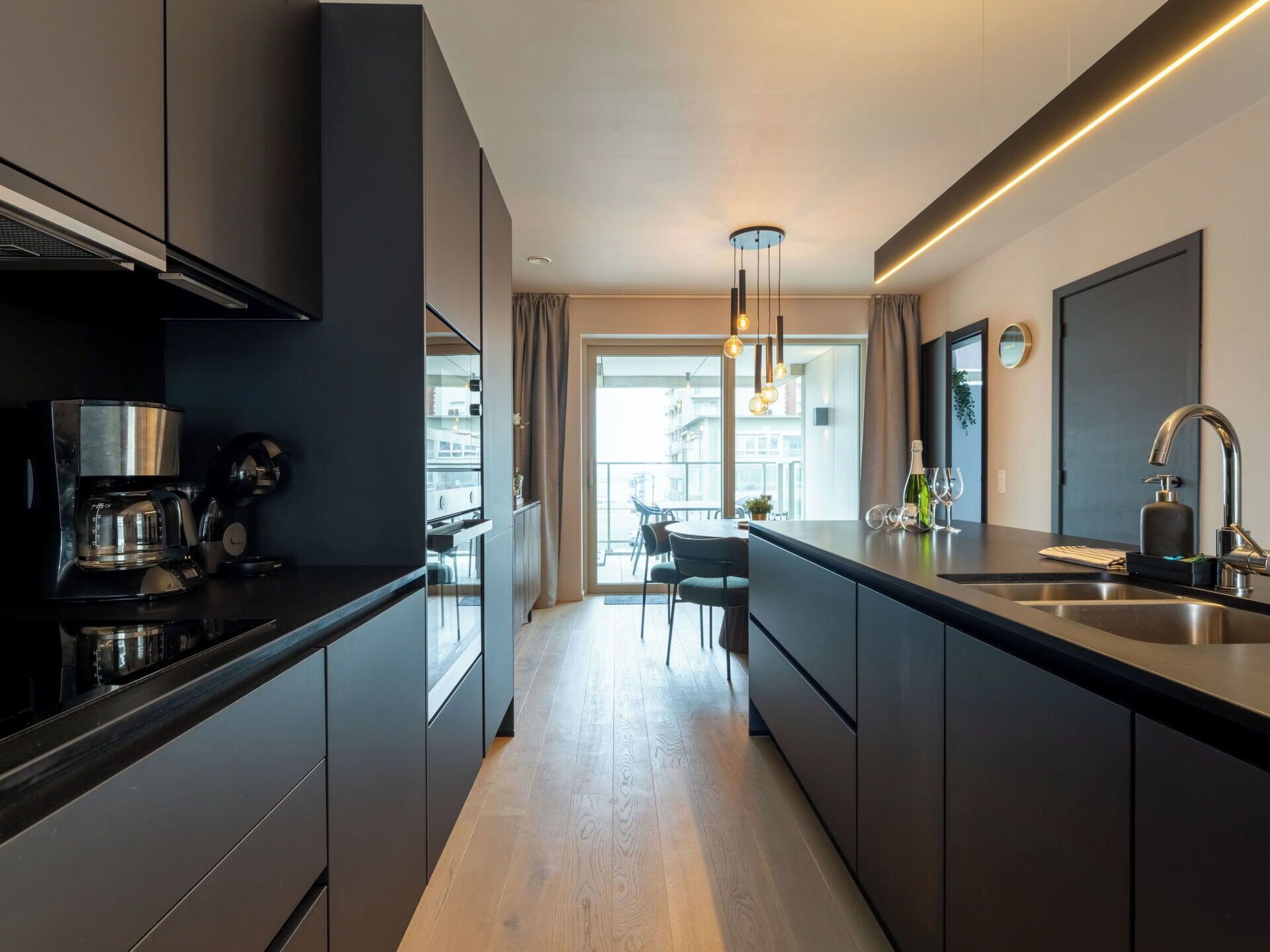 Küche, Countertop, Interior Design, Flooring, Decke, Möbel, Cabinetry, Light Fixture, Fussboden, Beleuchtung