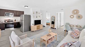Een moderne woonruimte met keuken, eethoek en een gezellige zithoek.