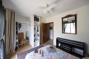1 bedroom, WiFi, bed sheets - Room "Chambre 3" with Mountain View, Shared Pool and Wi-Fi (Aléria)