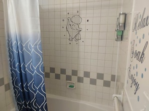 Haartrockner, Handtücher, Seife, Toilettenpapier