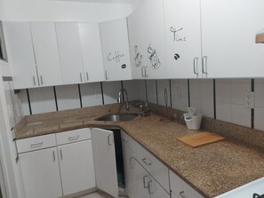 Kühlschrank, Mikrowelle, Herdplatte, Wasserkocher