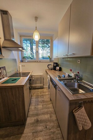Kühlschrank, Mikrowelle, Ofen, Geschirrspüler