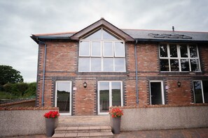 Exterior - Premium Townhouse - Parking (Holyhead)