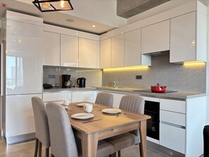 Wasserkocher mit Kaffee-/Teezubehör, Kühlschrank, Ofen, Herdplatte