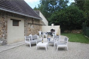 Outdoor dining - La Landelle | Dog-Friendly Country Cottage with an Enclosed Garden in Normandy (varenguebec)
