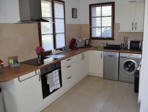 Private kitchen - La Landelle | Dog-Friendly Country Cottage with an Enclosed Garden in Normandy (varenguebec)