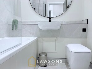 Shower, hair dryer, towels, shampoo - Shore Thing - Relaxing Sea View Getaway (Portsmouth)