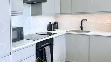 Fridge, microwave, stovetop, dishwasher