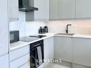 Fridge, microwave, stovetop, dishwasher - Shore Thing - Relaxing Sea View Getaway (Portsmouth)