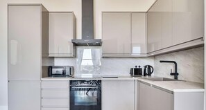 Fridge, microwave, stovetop, dishwasher