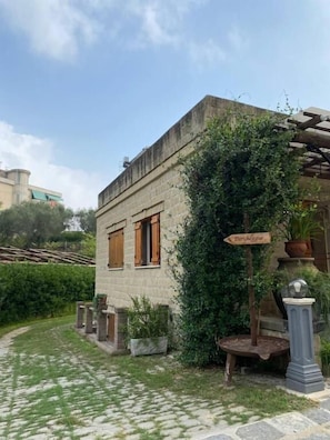 Exterior - Il Barbacane (BACOLI)