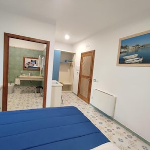 In-room safe, desk, laptop workspace, blackout curtains - Il Barbacane (BACOLI)
