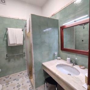 Shower, hair dryer, towels, soap - Il Barbacane (BACOLI)