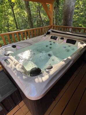 Outdoor spa tub - Blondie's Cabin on the Lake with Hot Tub & Private Dock (Fair Play)