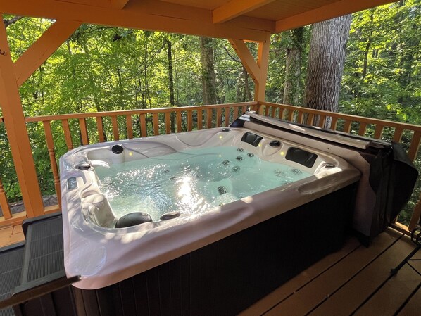 Outdoor spa tub - Blondie's Cabin on the Lake with Hot Tub & Private Dock (Fair Play)