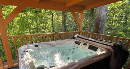 Blondie's Cabin on the Lake with Hot Tub & Private Dock