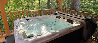 Blondie's Cabin on the Lake with Hot Tub & Private Dock