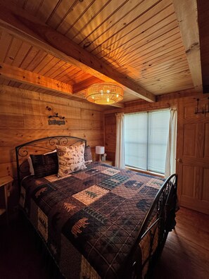 Room - Blondie's Cabin on the Lake with Hot Tub & Private Dock (Fair Play)