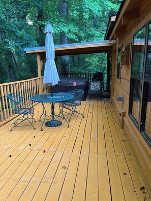 Outdoor dining - Blondie's Cabin on the Lake with Hot Tub & Private Dock (Fair Play)