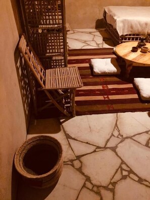 Habitación de lujo doble, balcón, vistas al patio | Interior