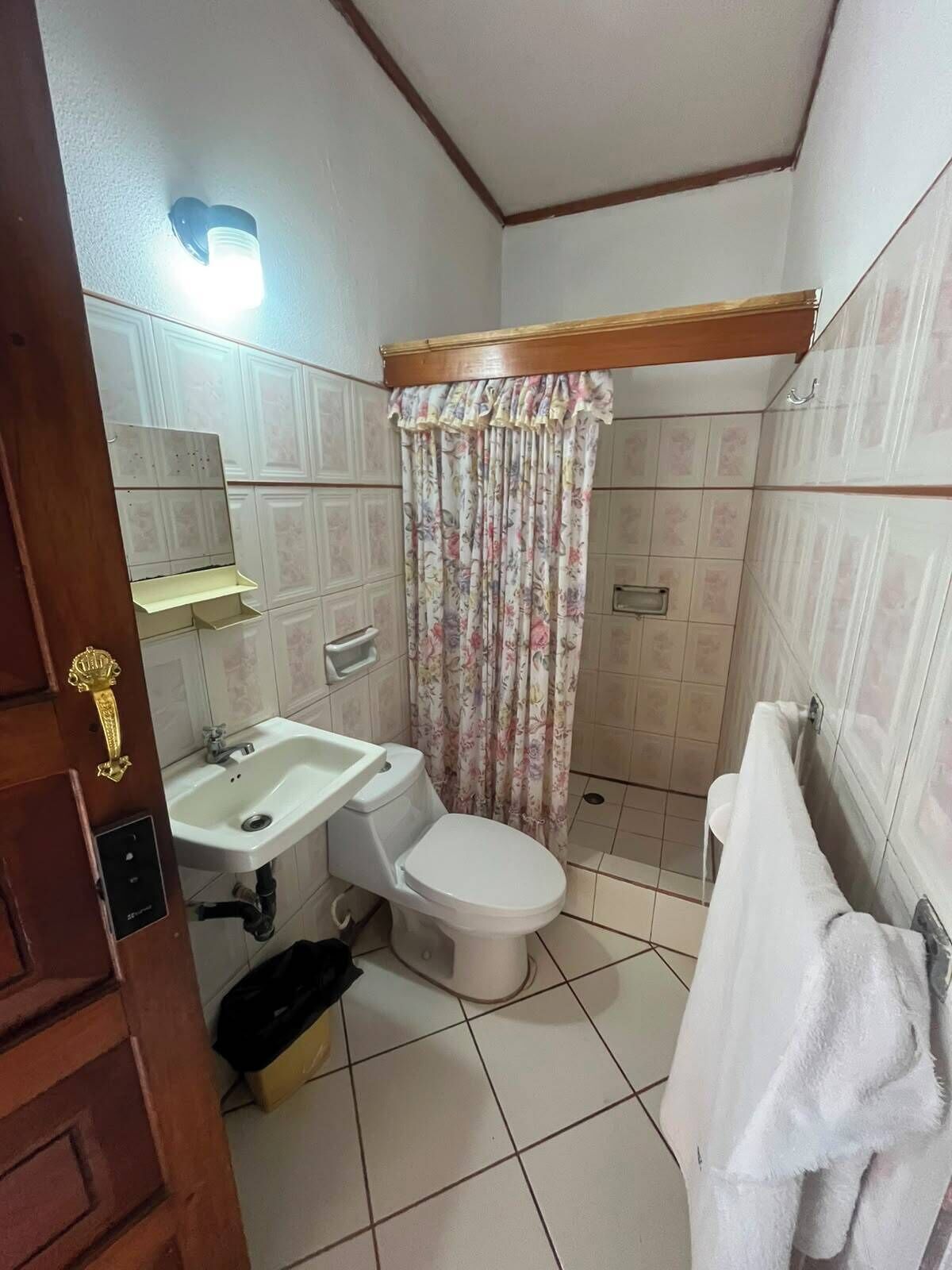 Classic Double Room | Bathroom | Shower, towels, soap, shampoo