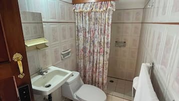 Classic Double Room | Bathroom | Shower, towels, soap, shampoo