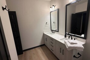 Bathroom - Upscale 3BR Townhome Near the World Cup • Sleeps 8 (Decatur)