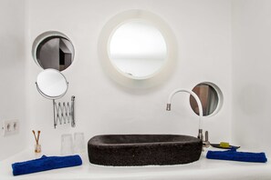 Suite Deluxe, patio, vistas al mar | Baño | Ducha, toallas, jabón y champú