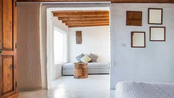 Suite Deluxe, patio, vistas al mar | Escritorio y espacio para trabajar con un portátil