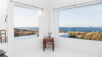 Deluxe Suite, Patio, Ocean View | Interior