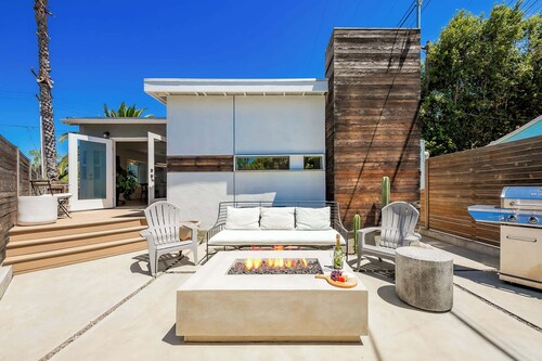Clean, Modern, Central, Walkable. Backyard Firepit