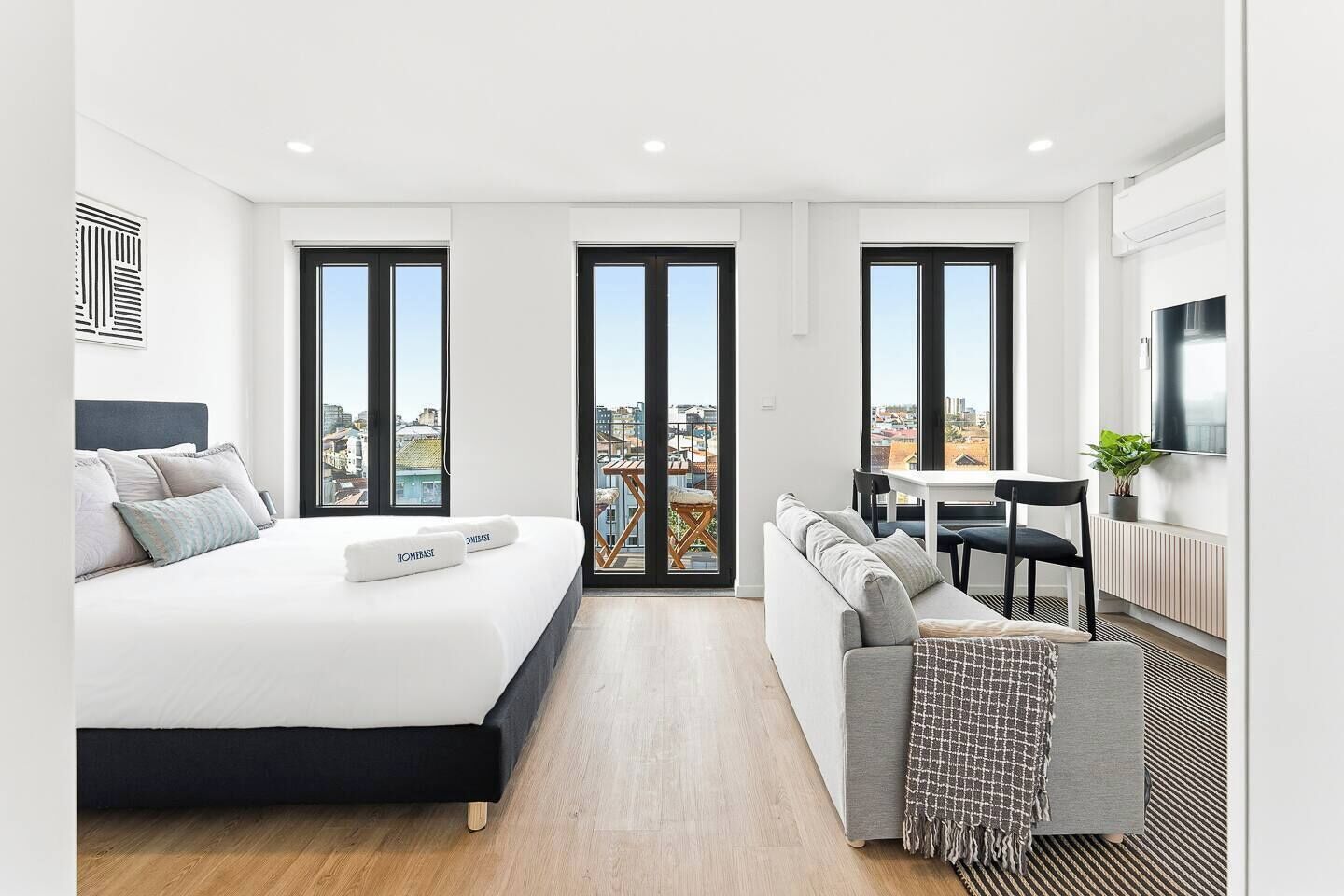 Tabla de planchar con plancha, wifi y ropa de cama 
