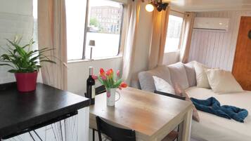 3 bedrooms, internet, bed sheets