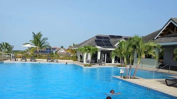 2 outdoor pools