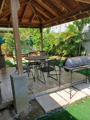 Outdoor dining - 2BR The Crest - 15 mins Ocho Rios (Richmond Estate)