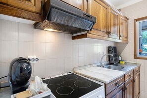 Coffee/tea maker, fridge, microwave, oven