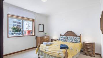 Tabla de planchar con plancha, wifi, ropa de cama
