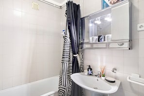 Douche, sèche-cheveux, serviettes fournies