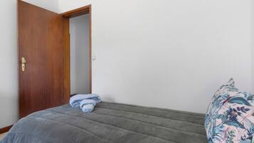 3 chambres, fer et planche à repasser, Wi-Fi, draps fournis
