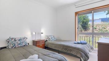 3 habitaciones, tabla de planchar con plancha, wifi y ropa de cama