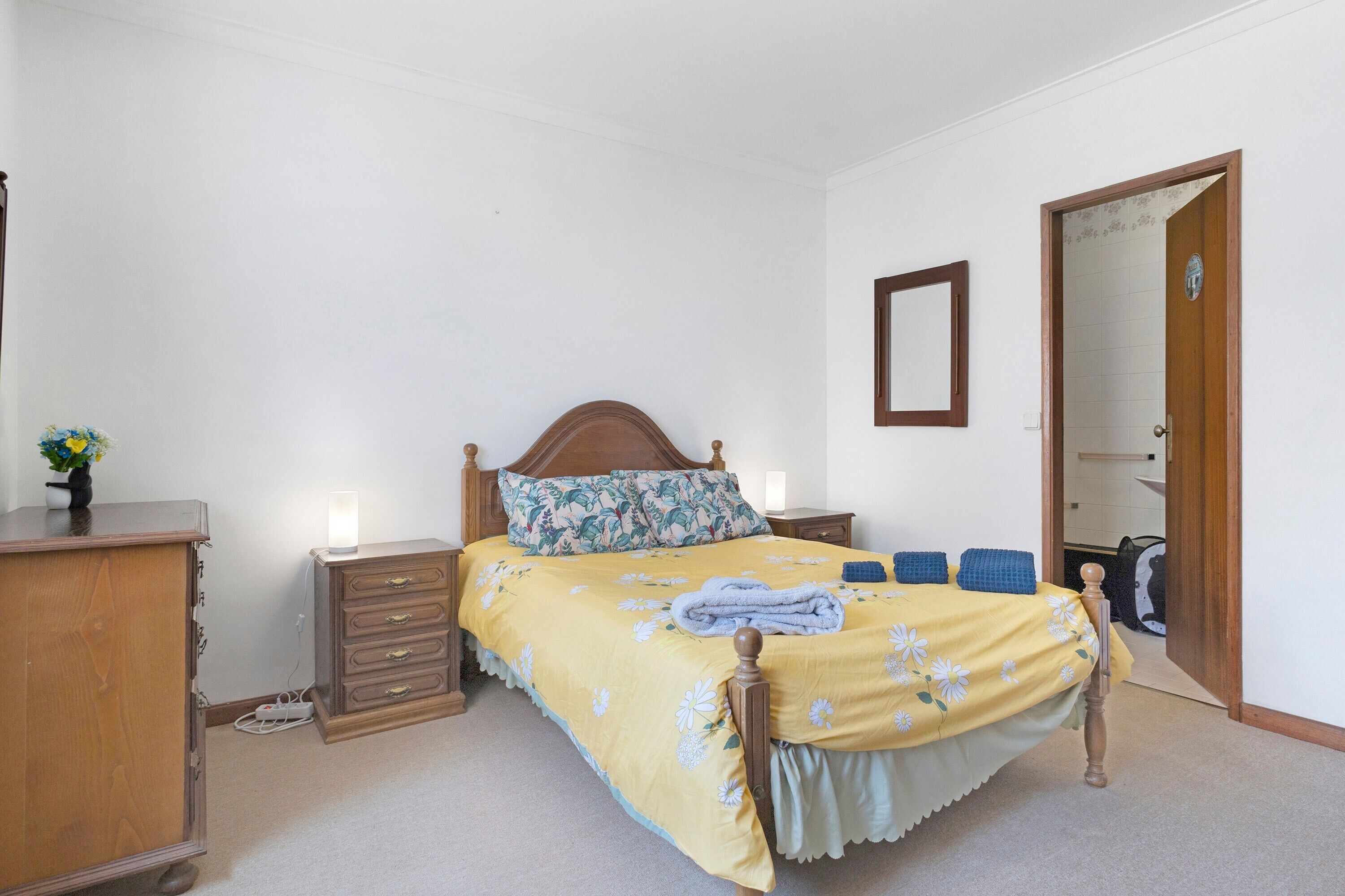 3 habitaciones, tabla de planchar con plancha, wifi y ropa de cama 