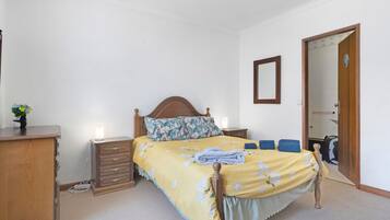 3 habitaciones, tabla de planchar con plancha, wifi y ropa de cama