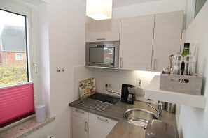 Kühlschrank, Mikrowelle, Herdplatte, Geschirrspüler