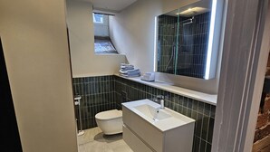 Dusj, hårføner, håndklær og såpe