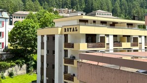 Un hotel a più piani con balconi e un cartello con la scritta 'ROYAL'.