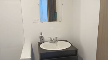 Basic Apartment | Bathroom